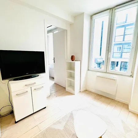 Bright 1 Bedroom First Floor Near Republique 10 *